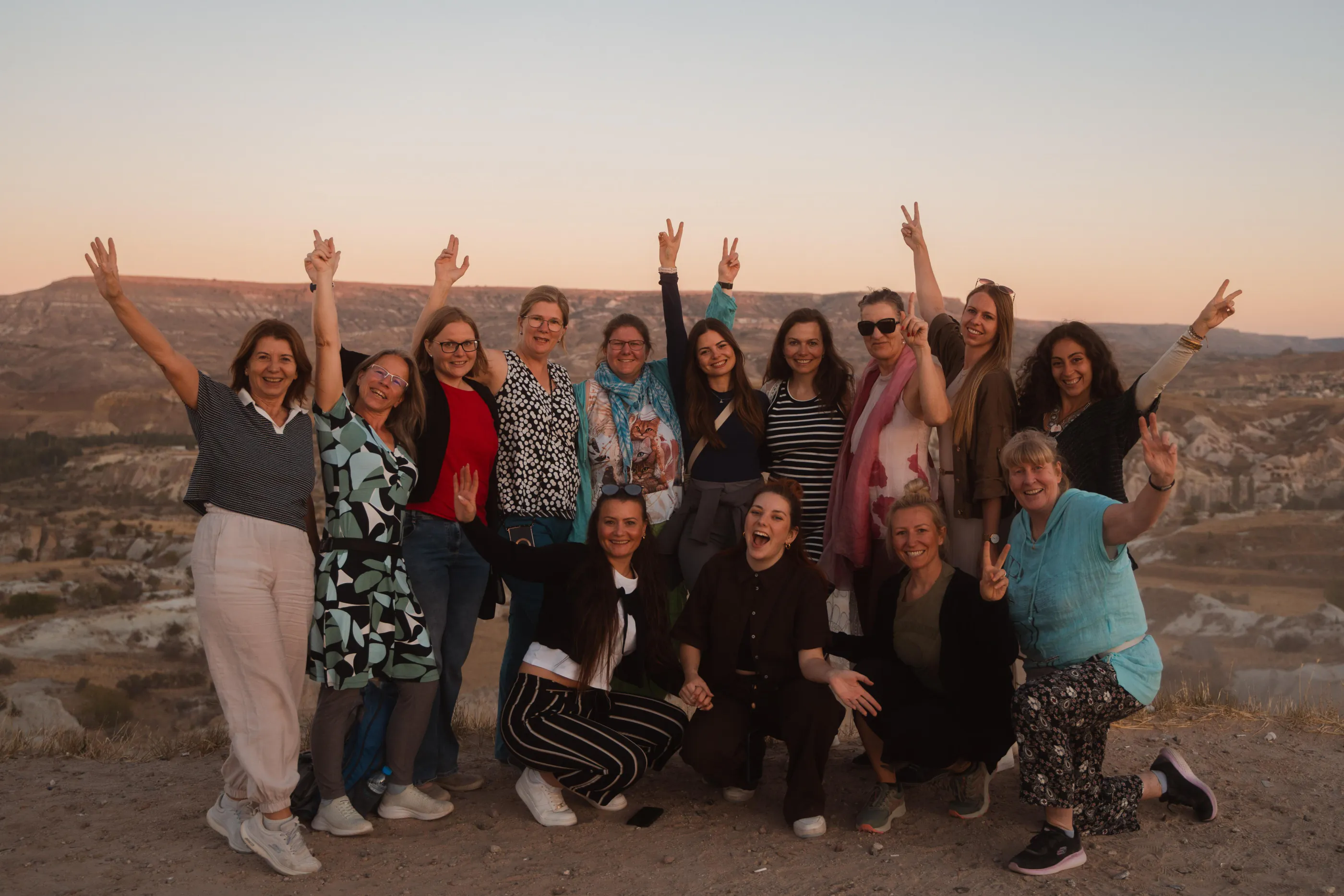 Reisegruppe in Kappadokien bei Sonnenuntergang