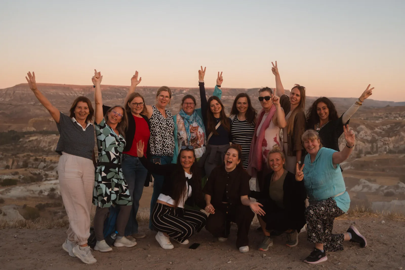 Reisegruppe in Kappadokien bei Sonnenuntergang