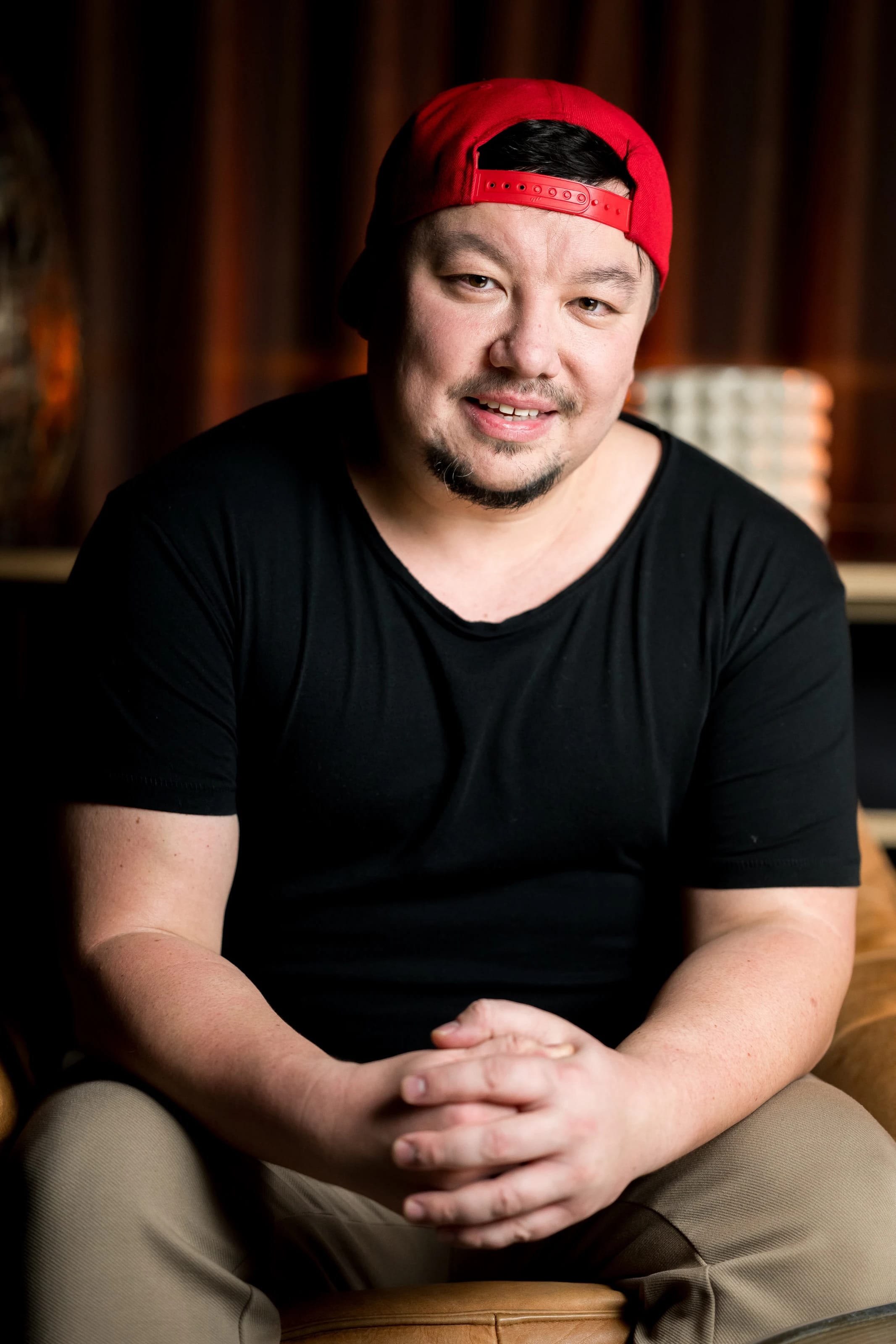 Maxim lächelt in die Kamera, mit roter Cap und dunklem T-Shirt