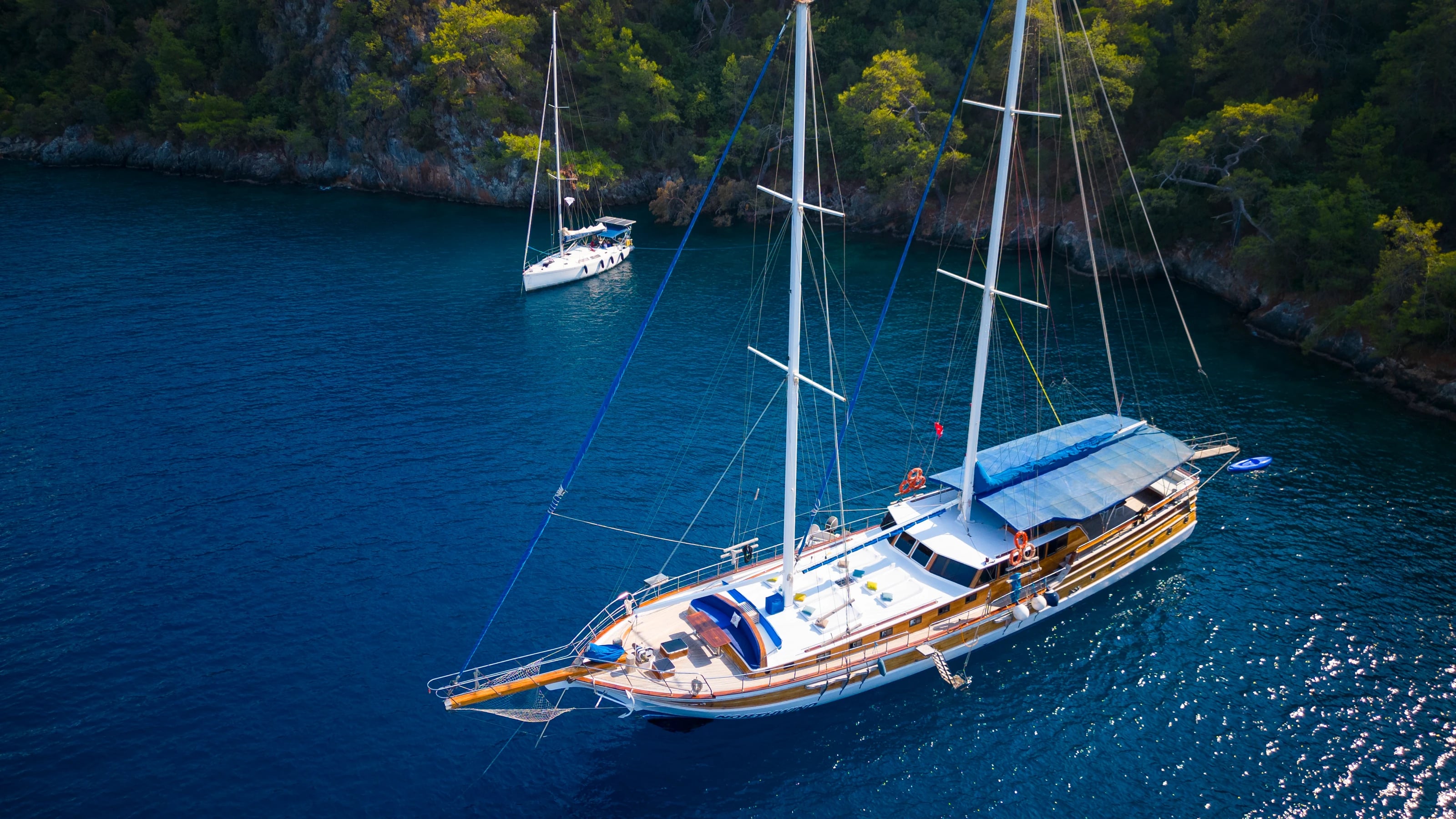 Luftaufnahme der Northwind vor Anker in einer tiefblauen Bucht an der türkischen Küste.