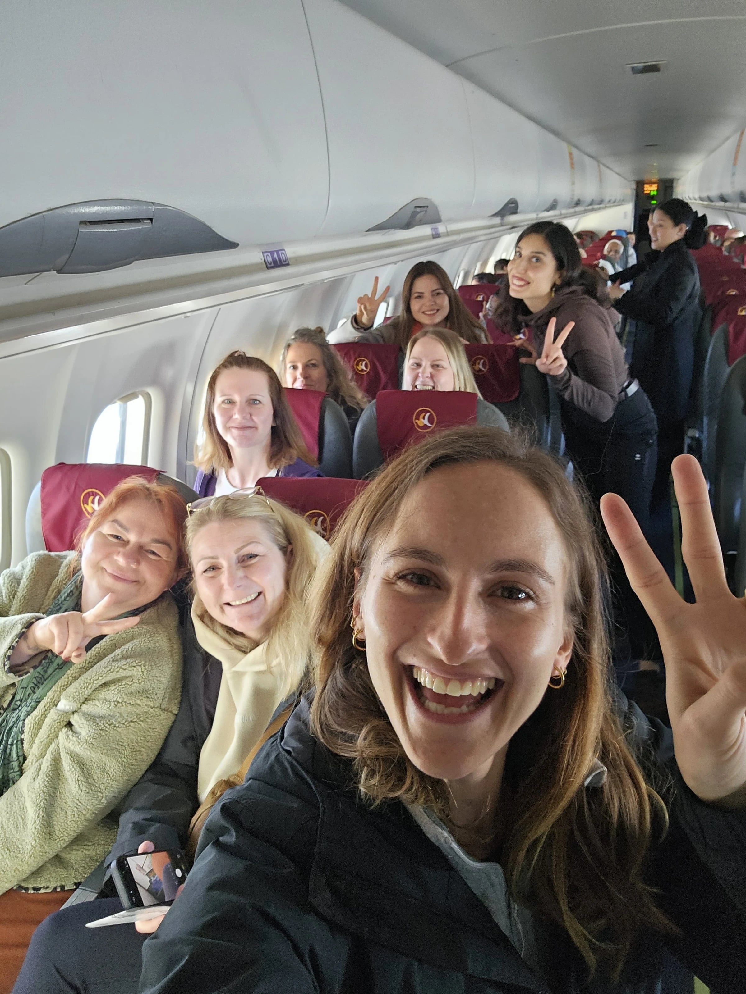 Ausgelassenes Gruppenselfie der Reisegruppe an Bord des Everest-Rundflugs.