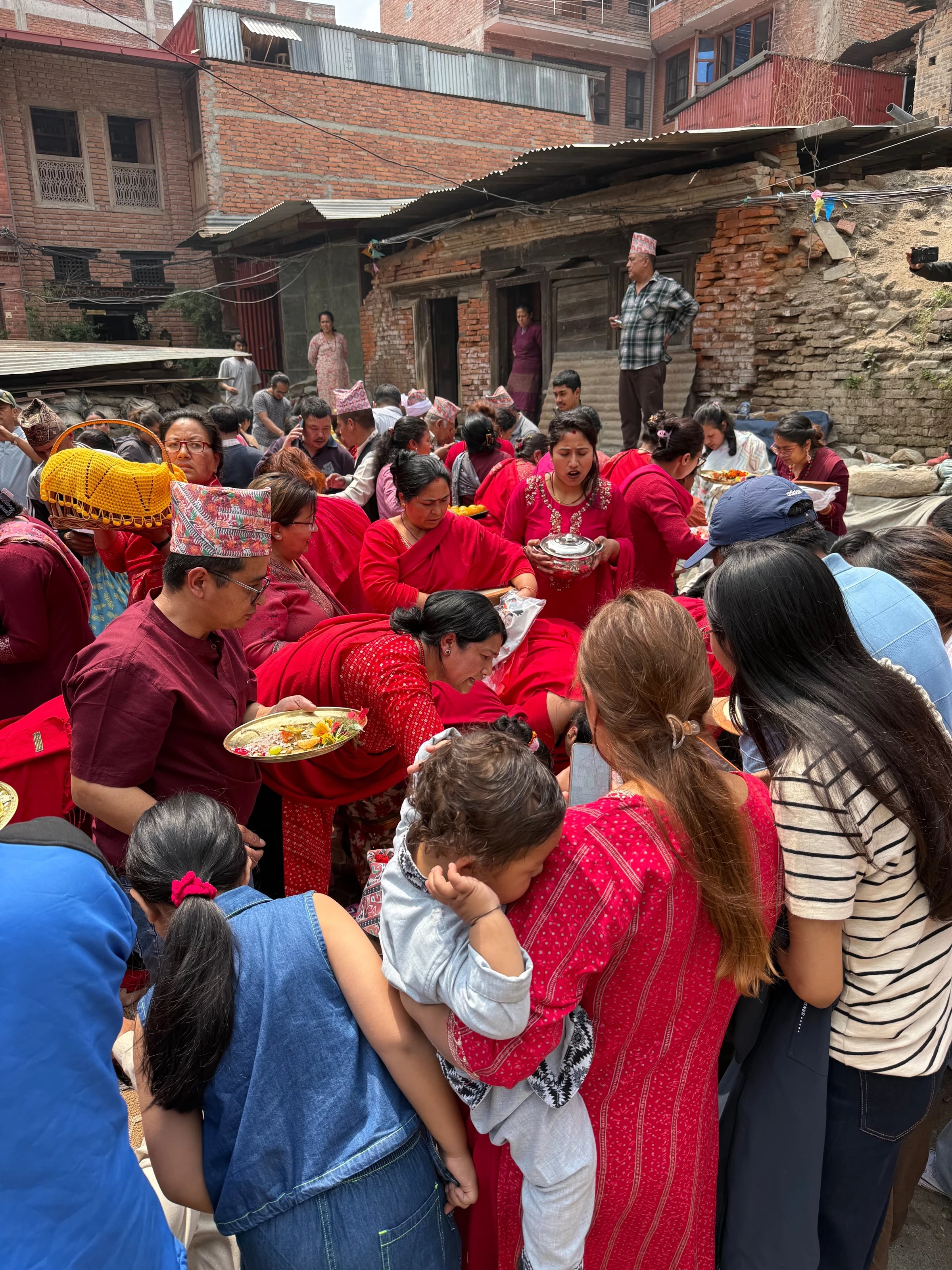 Dichtes Gedränge in traditioneller roter Festkleidung bei einem nepalesischen Fest.