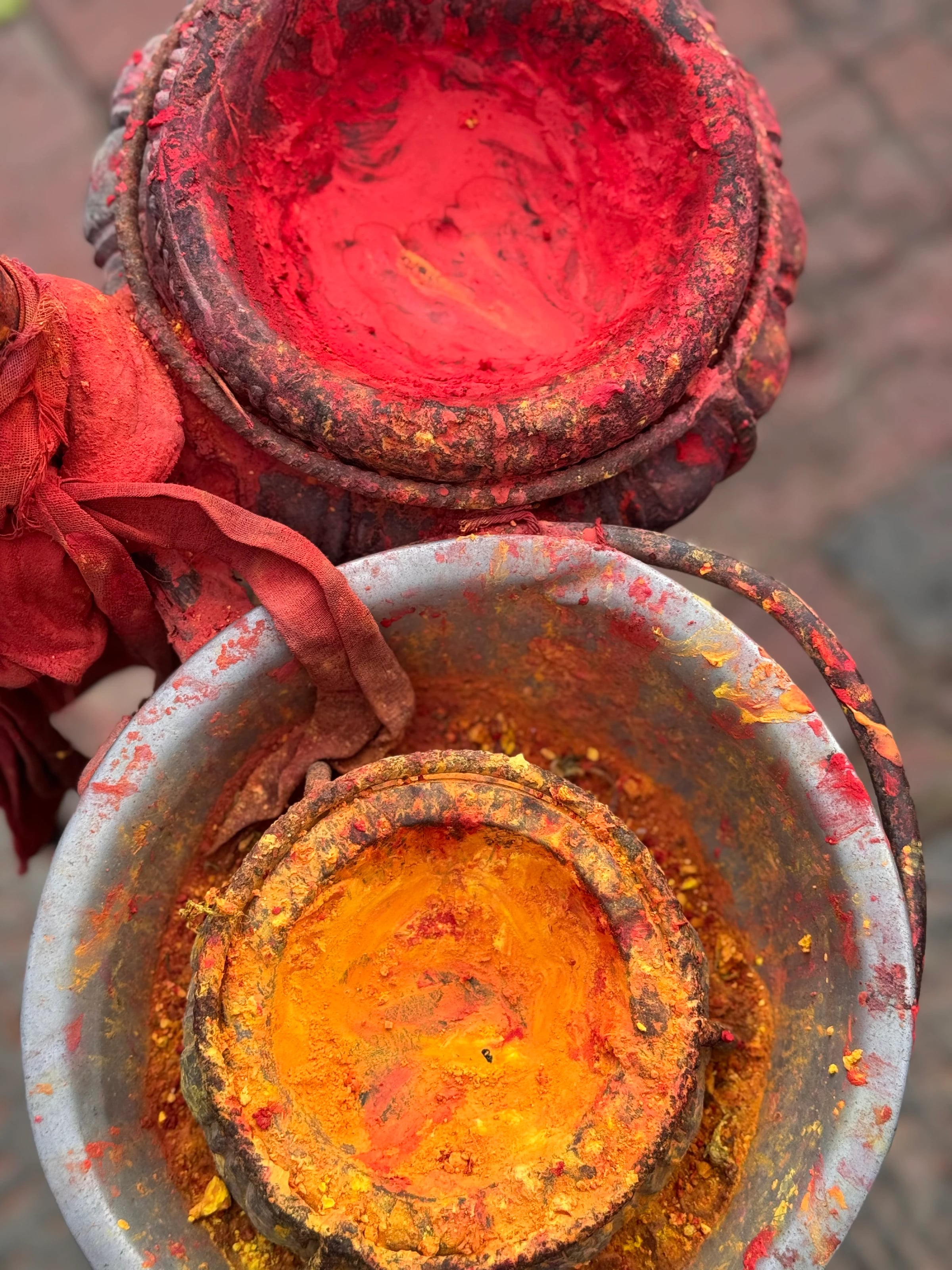 Eimer mit rotem und gelbem Farbpulver für Tika-Zeremonien in Nepal.