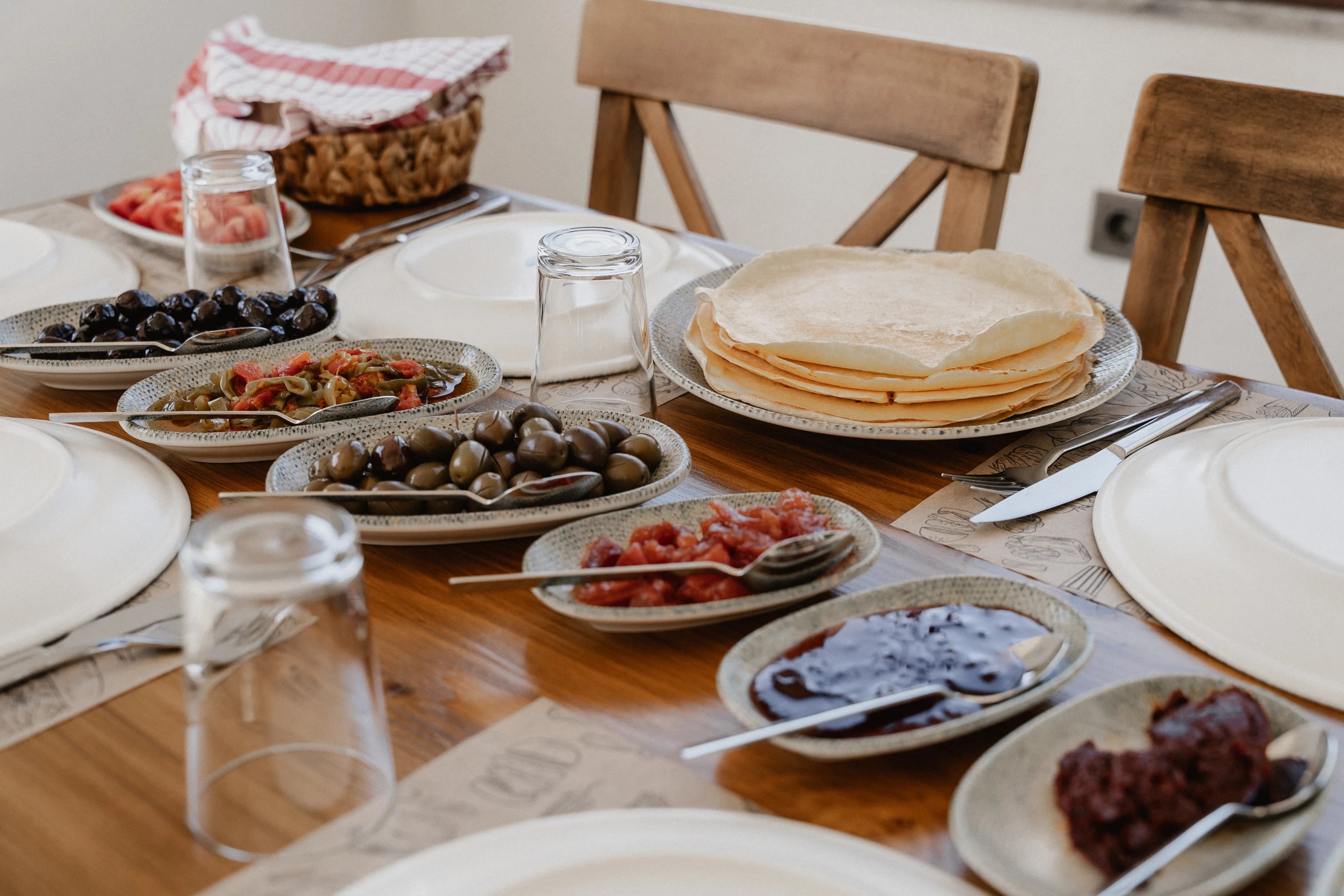 Reich gedeckter Frühstückstisch mit Oliven, Gebäck und türkischen Spezialitäten bei einem vergangenen Retreat.