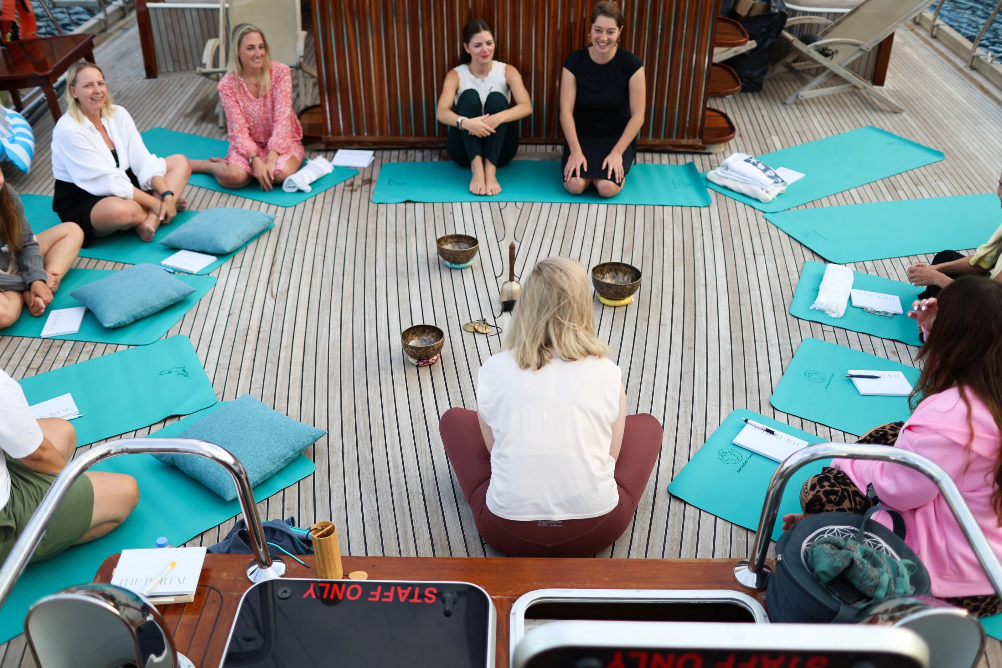 Sound-Healing-Kreis mit Klangschalen an Deck der Larin Su.