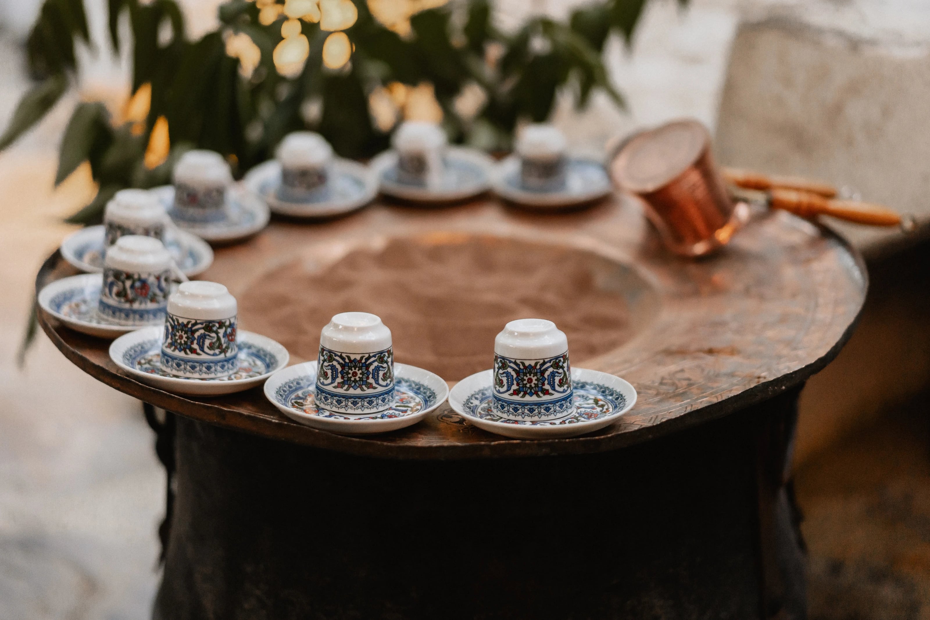 Traditioneller türkischer Kaffee in kleinen Tassen, im Sand erhitzt.