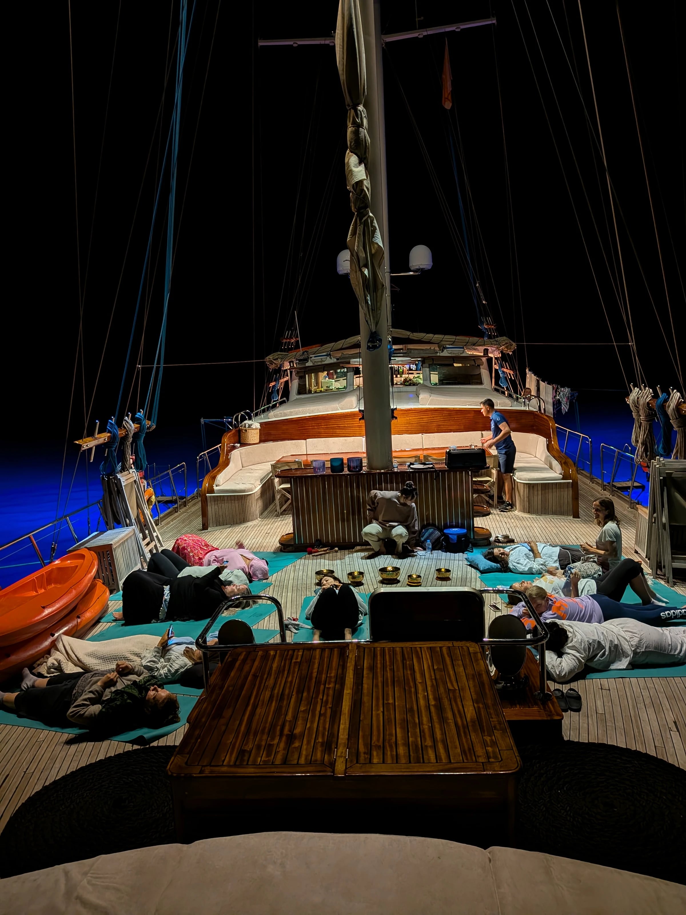 Klangreise unter dem Sternenhimmel an Deck bei Nacht