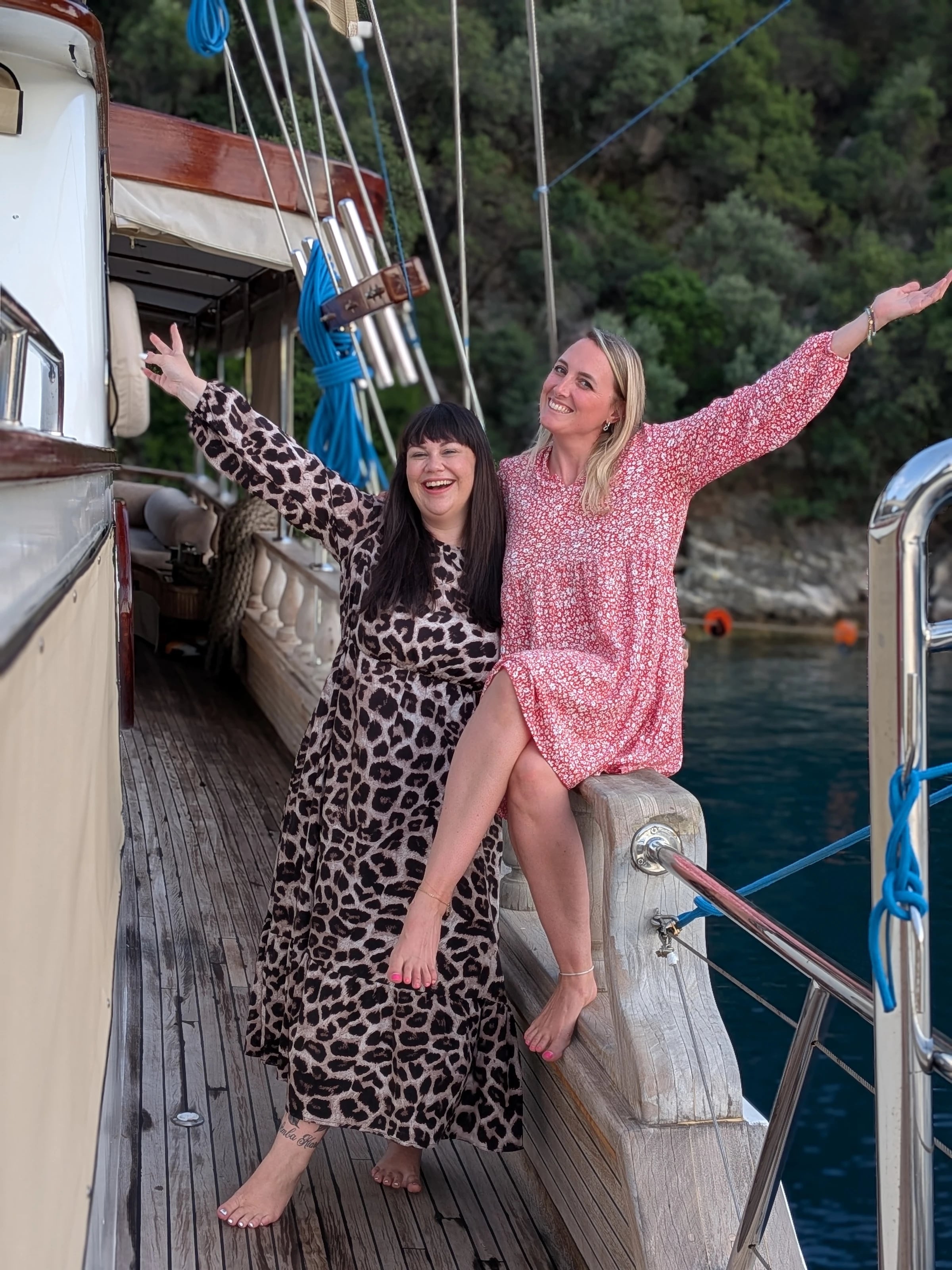 Nina und Saskia lachend an Bord der Segelyacht