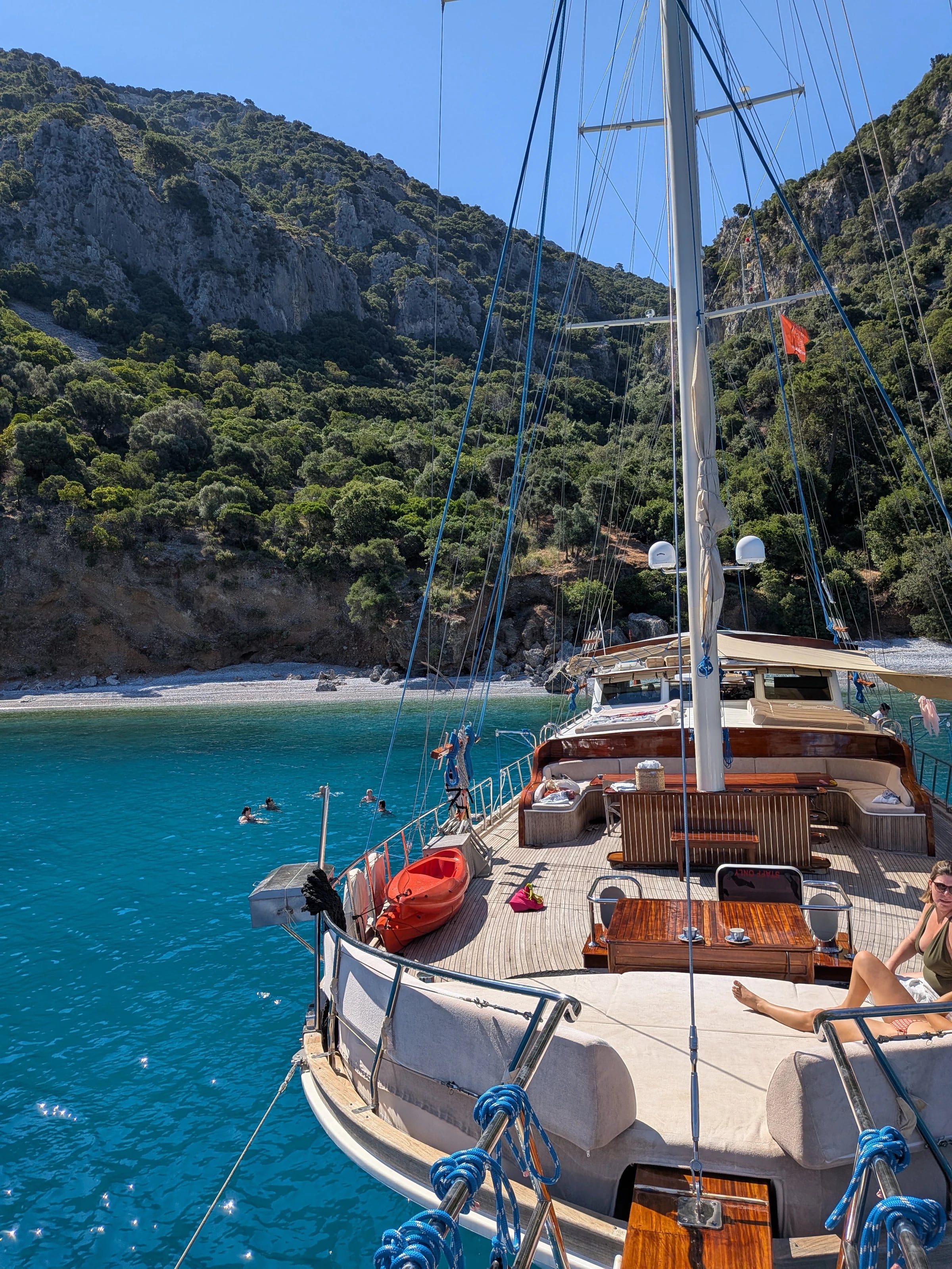 Die Segelyacht liegt vor Anker in einer türkisblauen Bucht