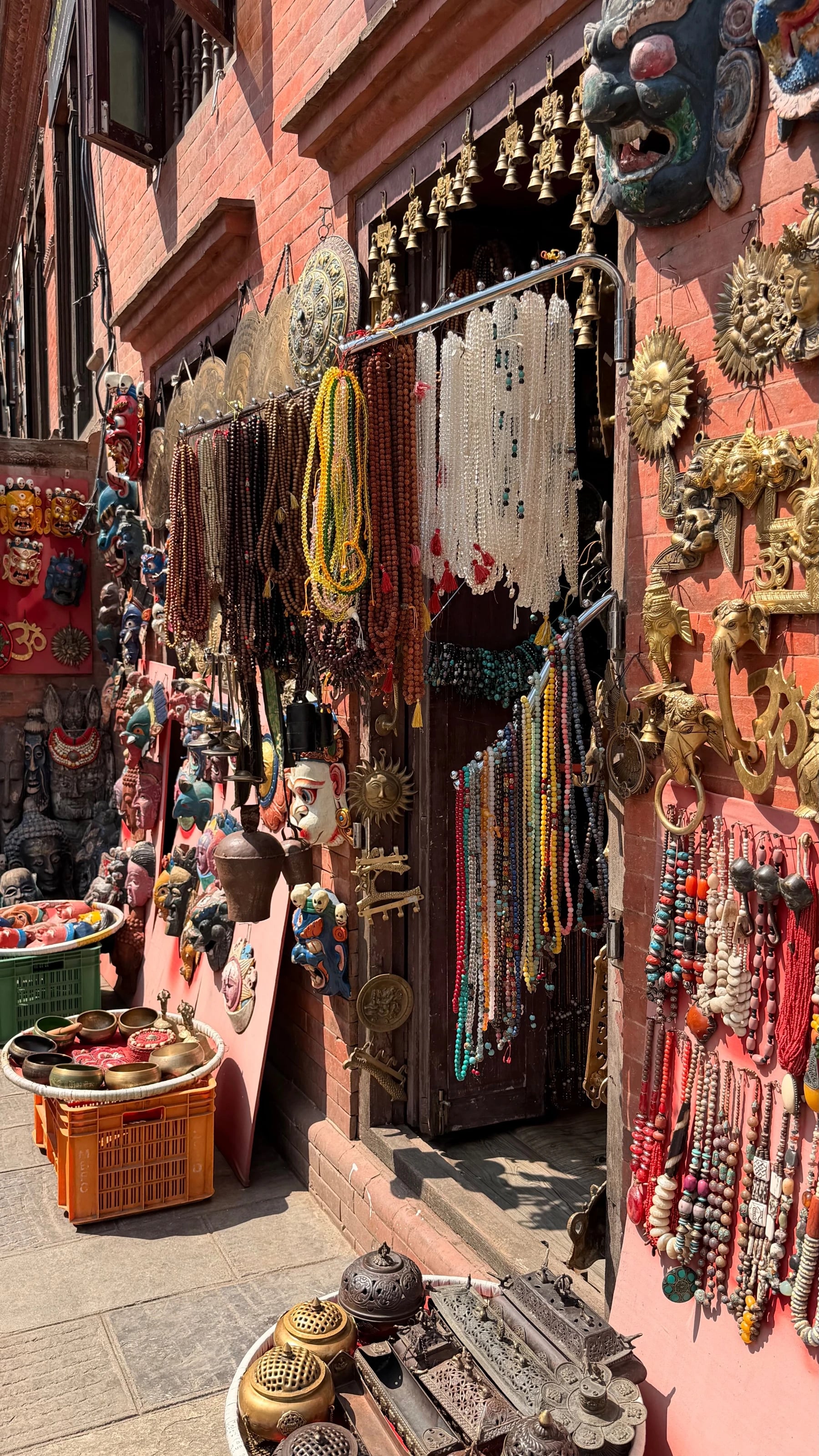 Ein Basarstand in Kathmandu mit bunten Ketten, Masken und Klangschalen.