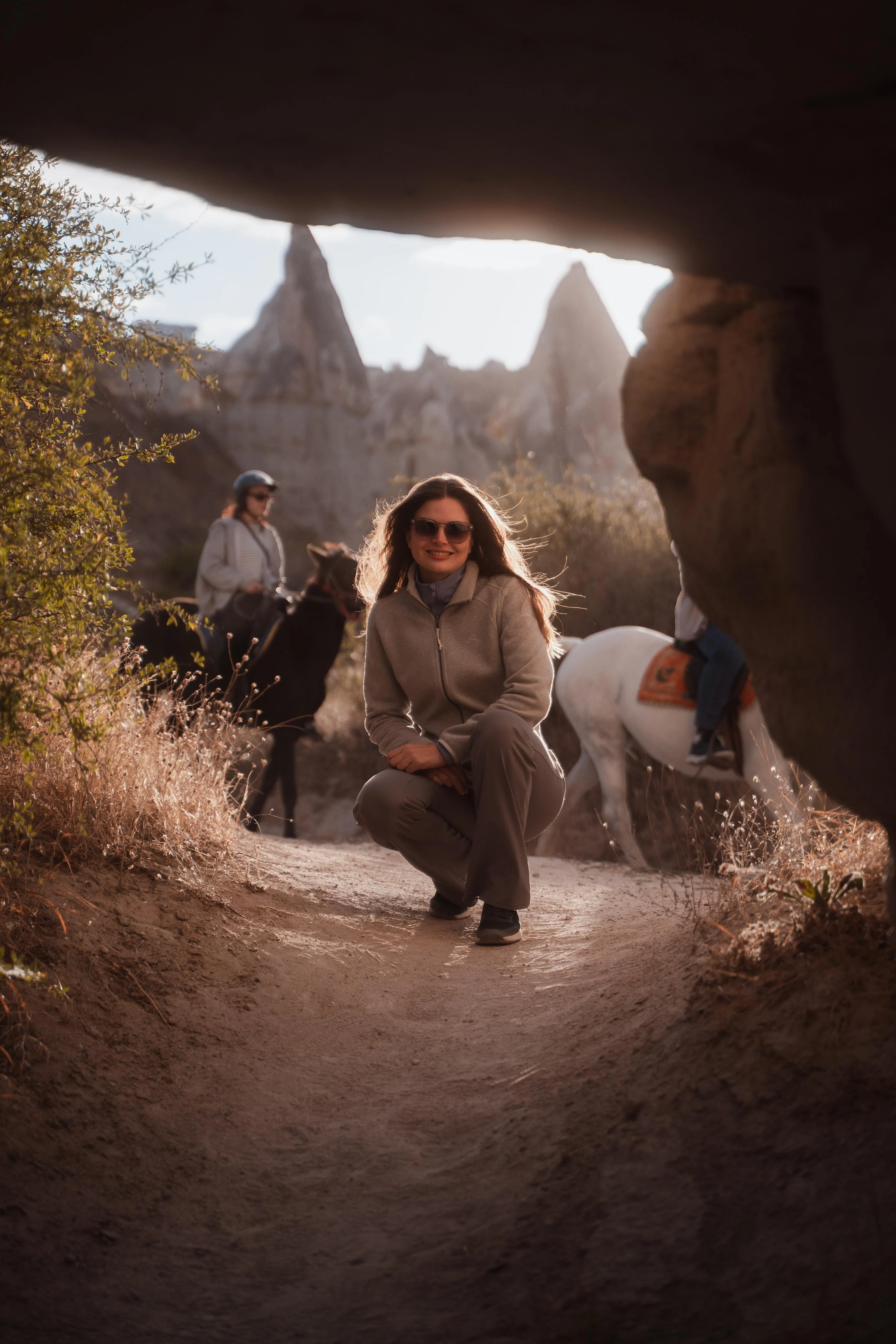 Selin in einer Höhlenlandschaft Kappadokiens mit Pferden