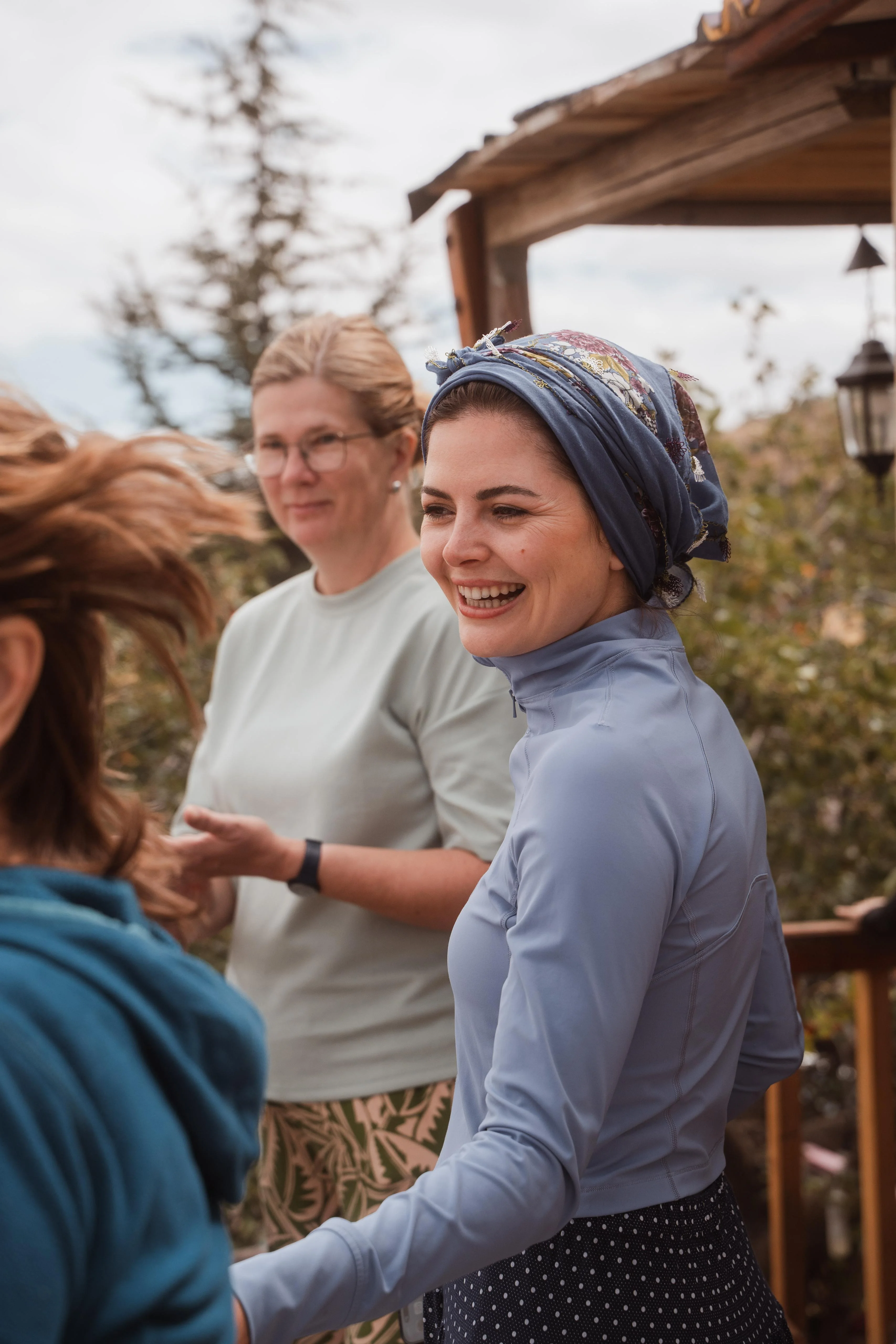 Selin lacht mit einer Frauengruppe auf einer Terrasse in Kappadokien
