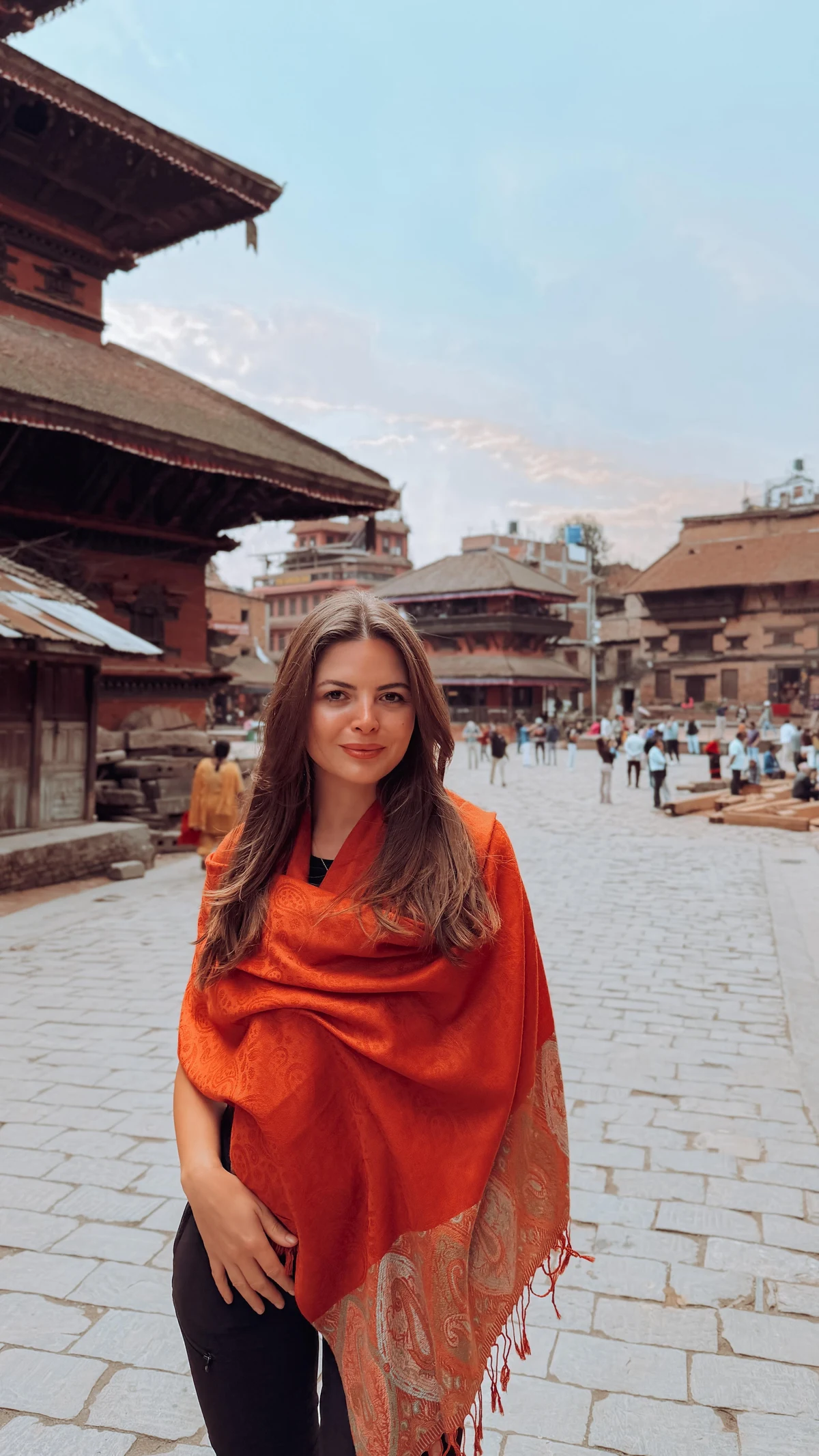 Selin im orangefarbenen Schal auf dem Durbar-Platz in Nepal