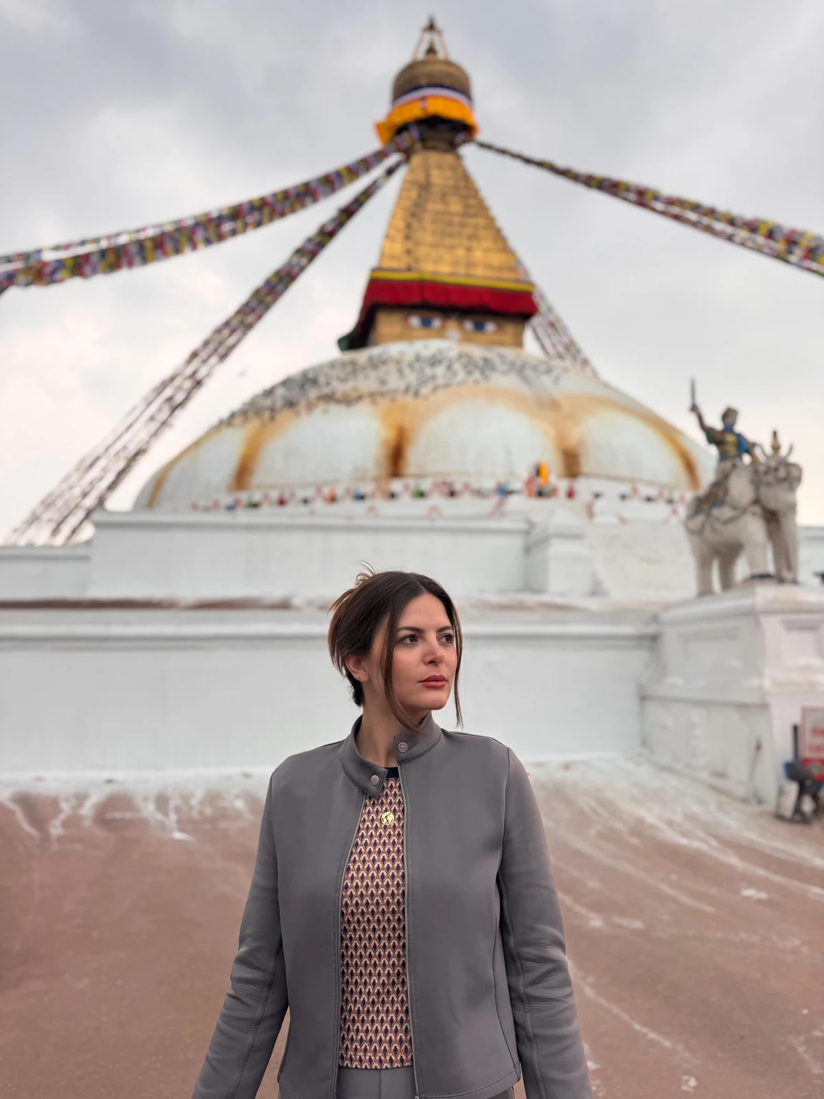 Selin vor der Stupa von Boudhanath in Nepal