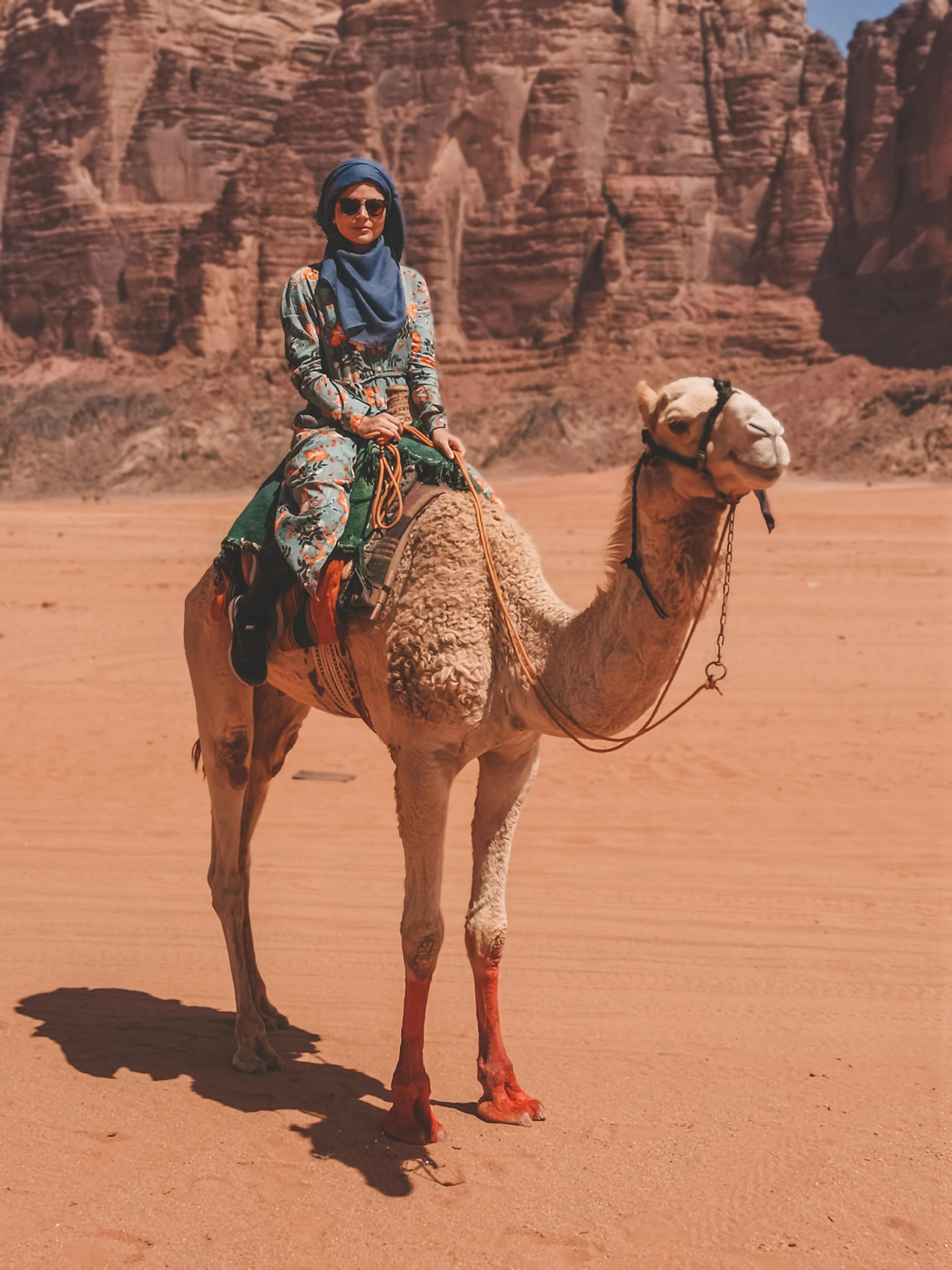 Selin reitet auf einem Kamel durch die Wadi Rum Wüste