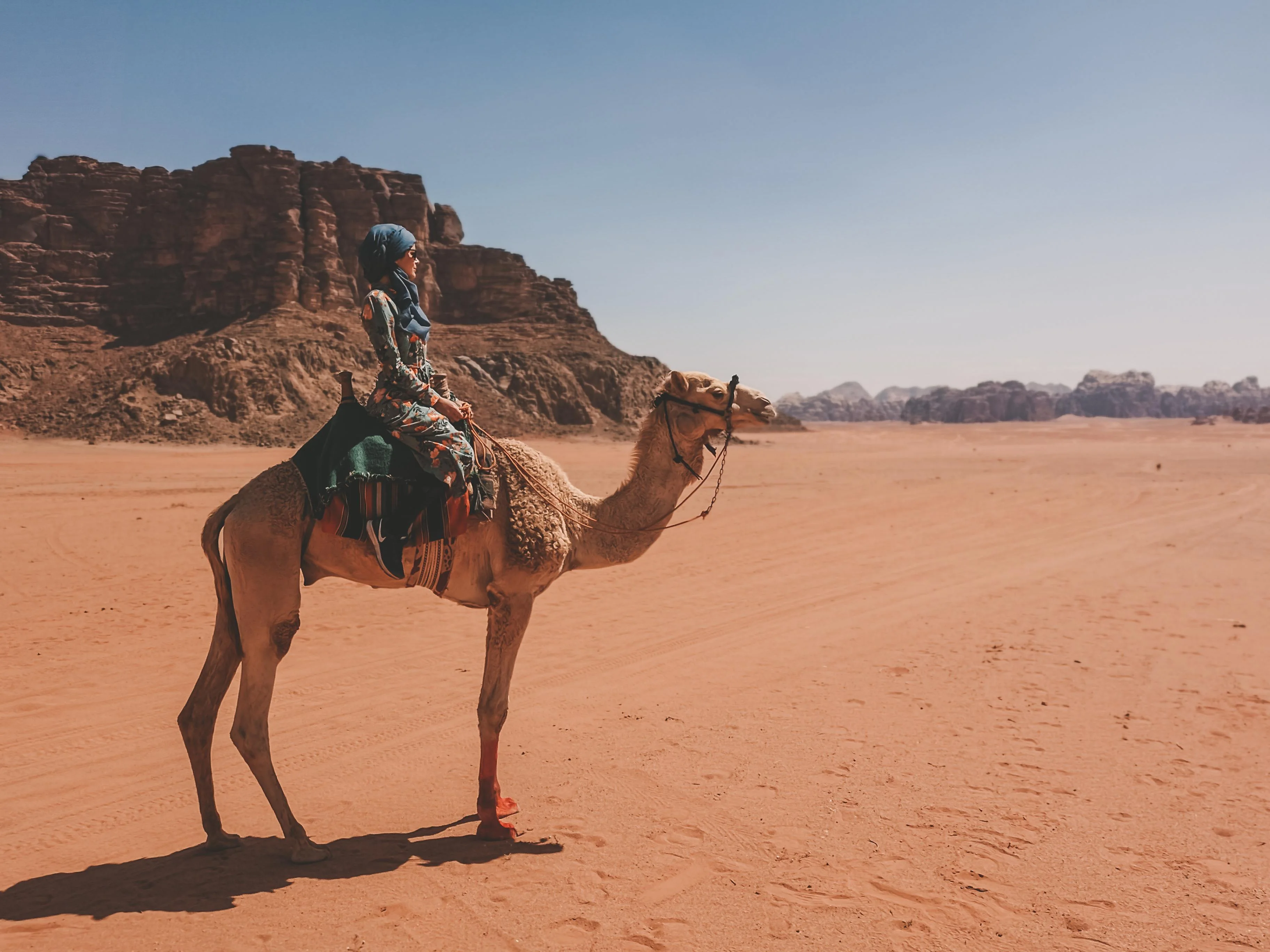 Selin auf einem Kamel in der Wadi Rum Wüste